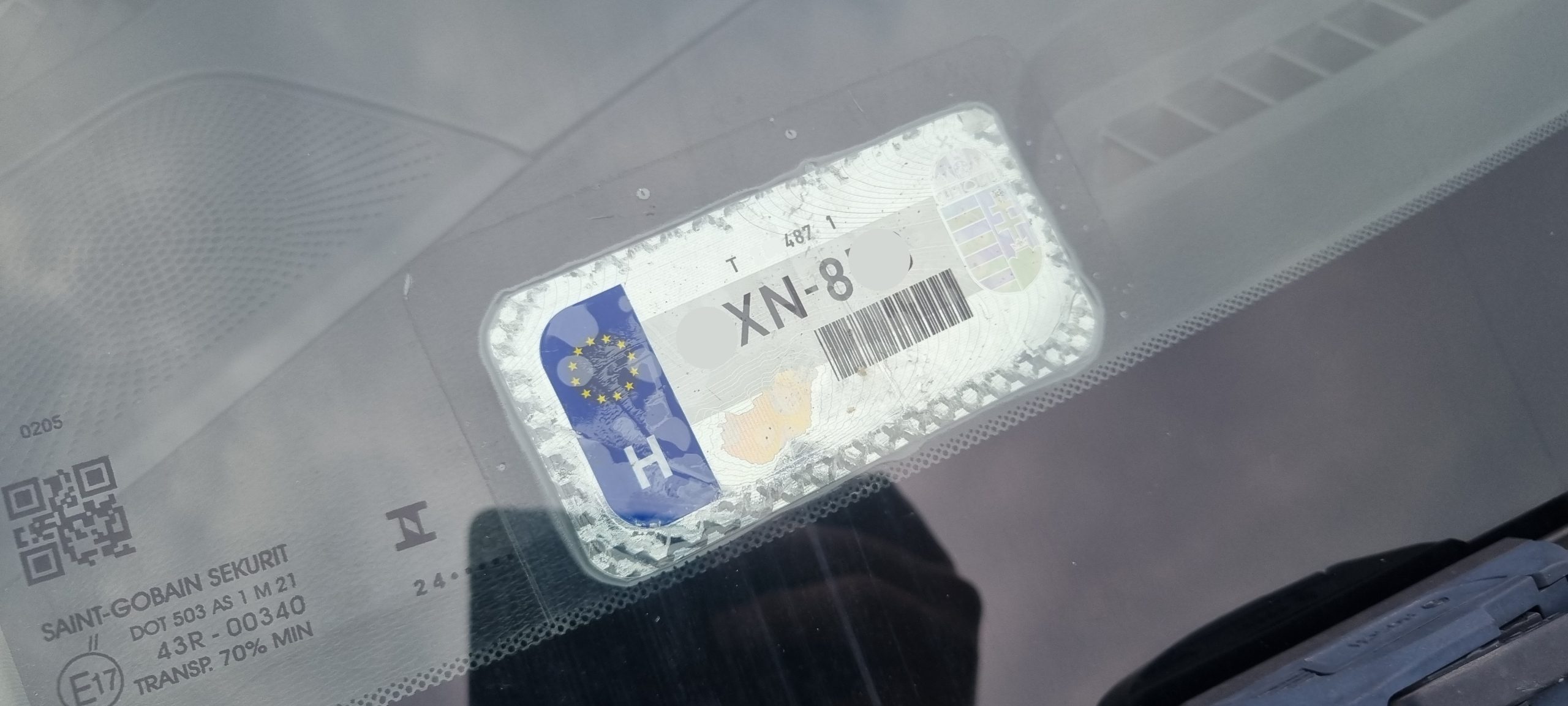 Ellenőrizted már a rendszámmatricádat a szélvédőn? – Ezt tedd meg műszaki vizsga előtt!